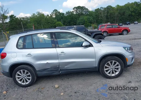 2018 Volkswagen Tiguan Limited 2.0T z USA, uszkodzony, nr VIN WVGAV7AX4JK003057